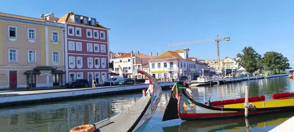 Canal de água com barcos moliceiros coloridos