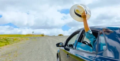 Mulher no carro em uma estrada cênica