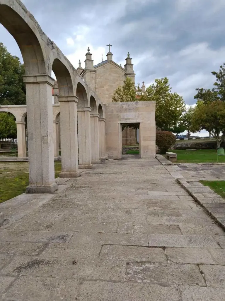 Concatedral histórica sob um céu nublado.