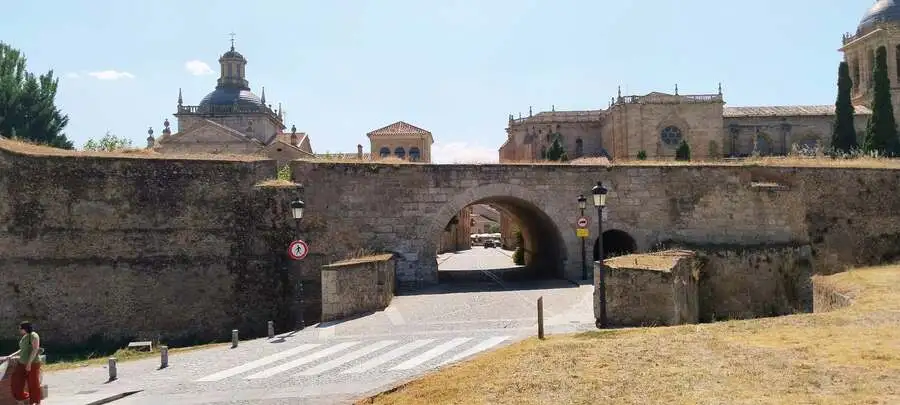 Entrada em arco nas muralhas de pedra de Ciudad Rodrigo