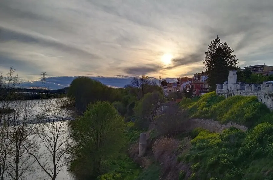 Rio calmo refletindo o céu de fim de tarde