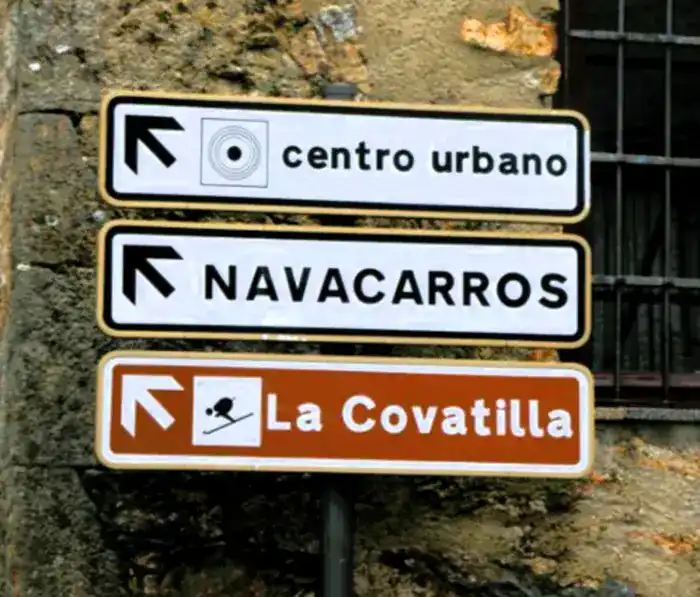 Placas de sinalização em uma parede de pedra