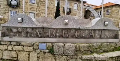 Placa de identificação da cidade de Sabugal em granito