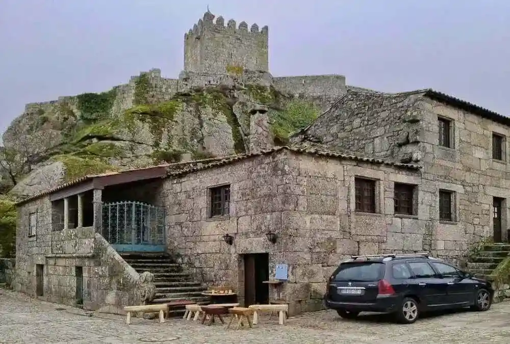 Vista do Castelo de Sortelha sobre as rochas