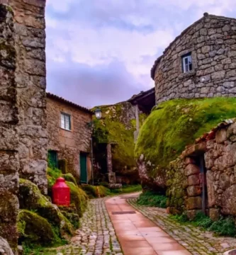 Ruela estreita de Monsanto com casas construídas entre blocos gigantes de granito.