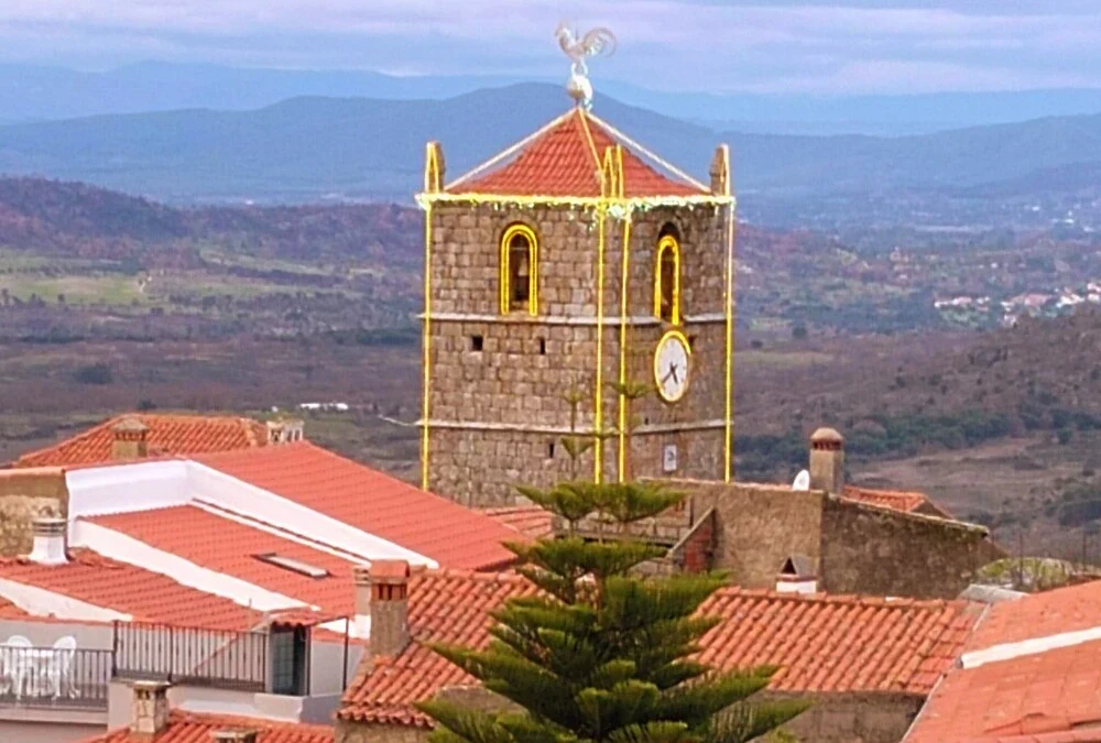 Torre de Lucano em Monsanto com o Galo de Prata no topo e iluminação festiva ao entardecer.