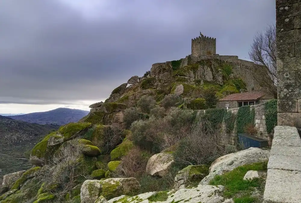Castelo de Sortelha em granito com torre de menagem medieval e muralhas defensivas na Beira Interior.