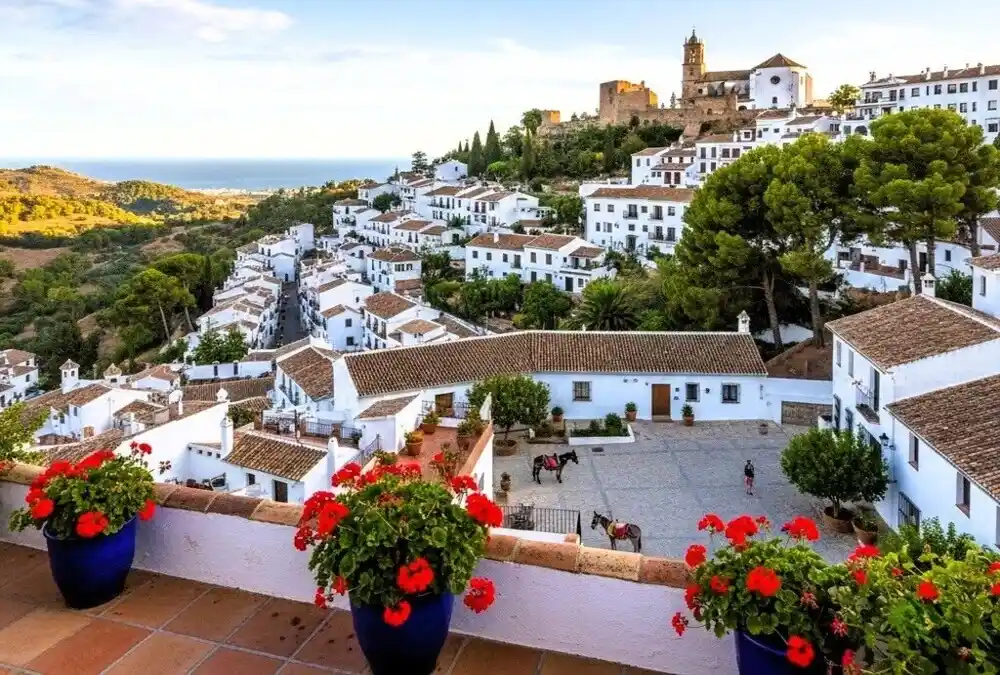 Um mar de cal contra o azul infinito: as Aldeias Brancas são labirintos de luz que guardam séculos de segredos andaluzes.