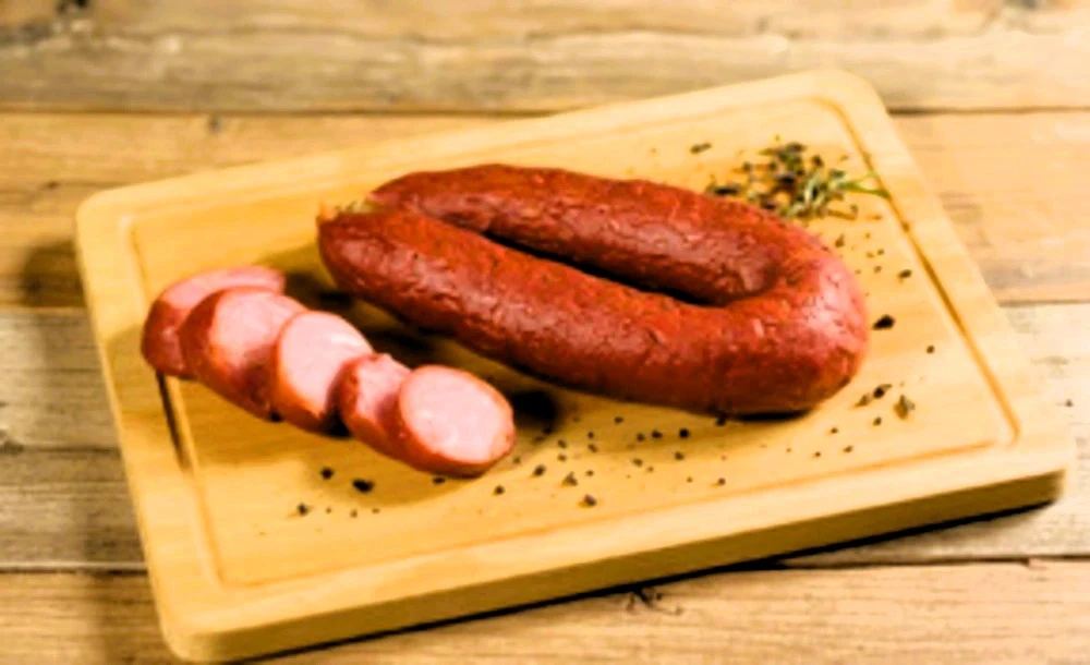 Enchido tradicional fatiado em tábua de madeira, petisco típico da Raia.