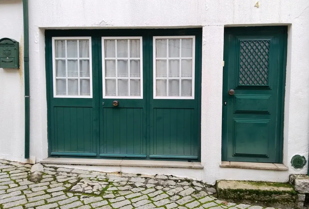 Detalhe de janela de estilo manuelino em pedra esculpida no centro histórico do Sabugal.
