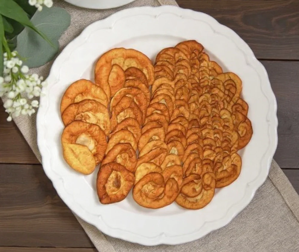 Prato de filhós douradas fritas em azeite, doçaria tradicional da Beira Interior.