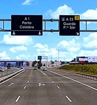 Placas de autoestrada mostrando direções para Porto e Coimbra pela A1 e para Guarda pela A23, com várias faixas de circulação, principal via de acesso à região do Sabugal.