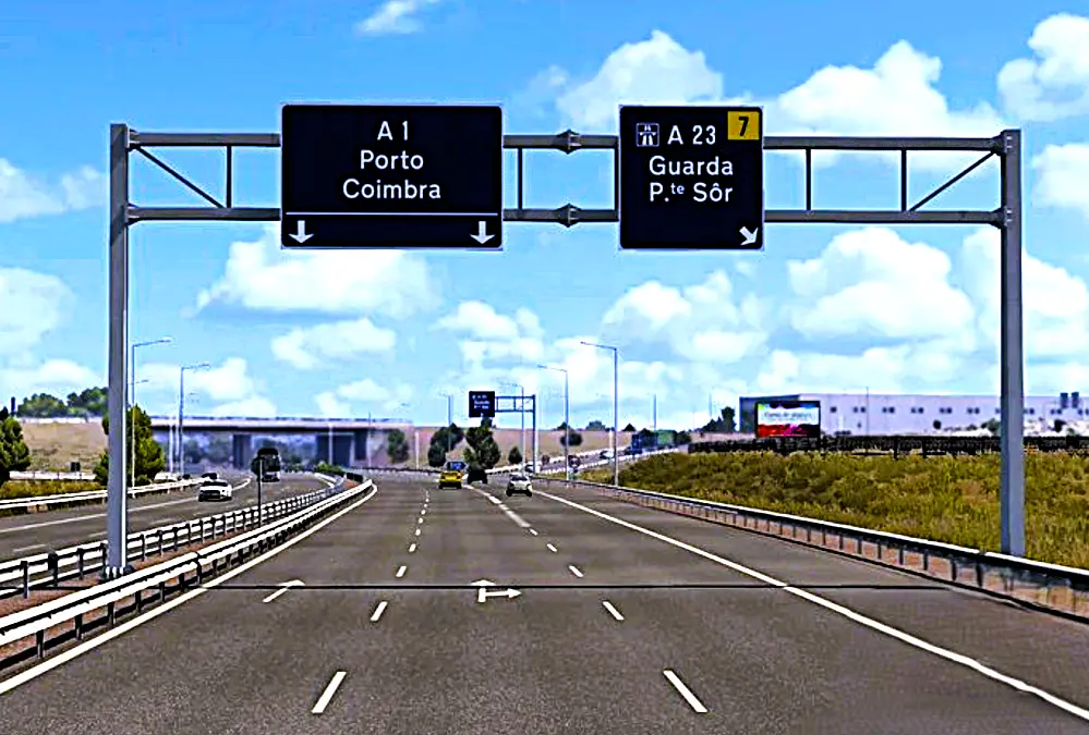 Placas de autoestrada mostrando direções para Porto e Coimbra pela A1 e para Guarda pela A23, com várias faixas de circulação, principal via de acesso à região do Sabugal.