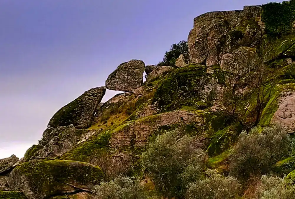 Formação rochosa do Beijo Eterno em Sortelha, lenda de amor proibido na Beira Interior.