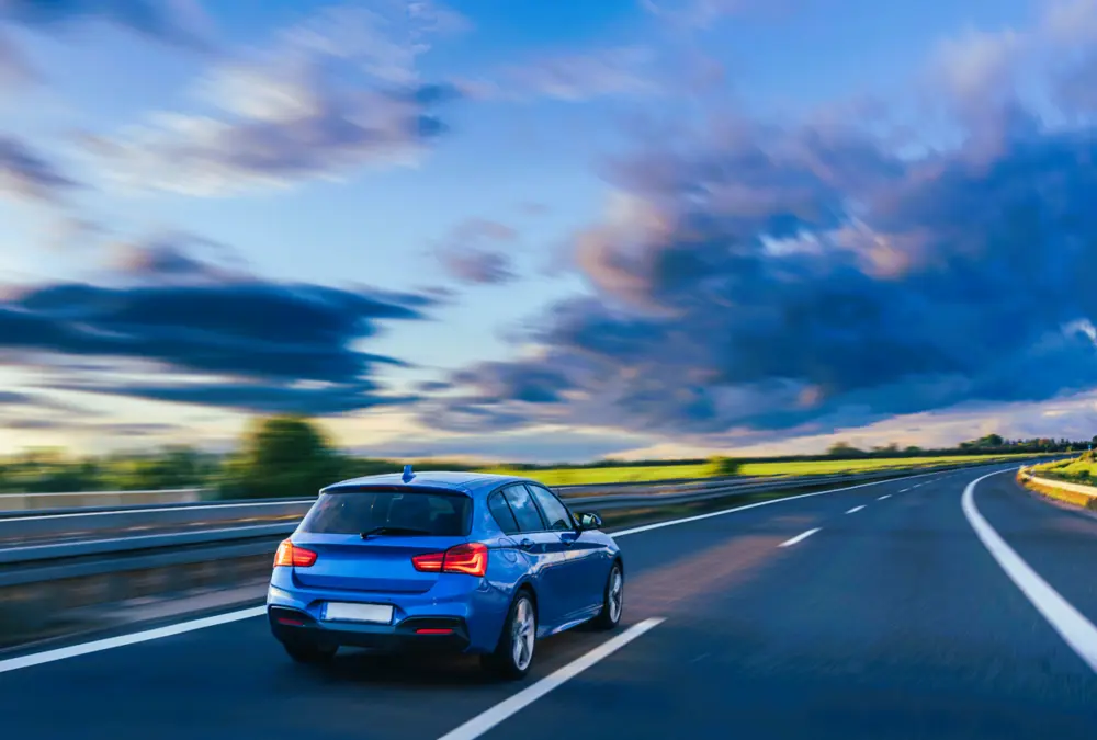 Carro em uma estrada cênica, com um céu espetacular de tirar o fôlego