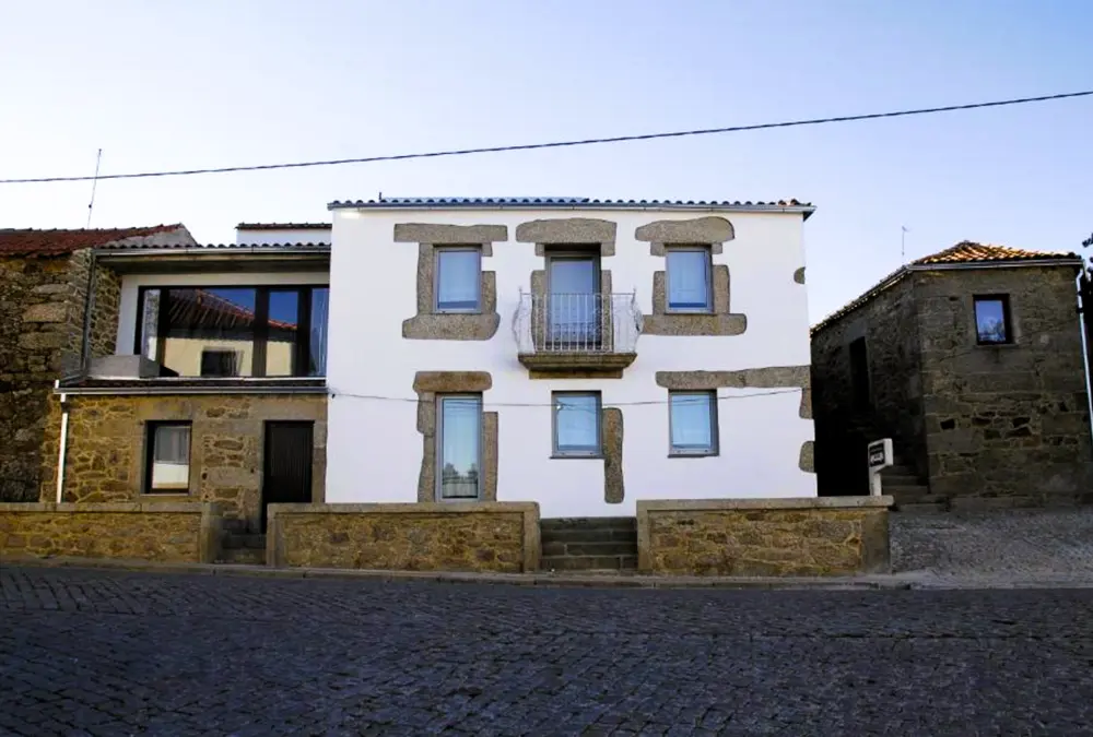 Uma casa senhorial de granito e cal branca típica da região