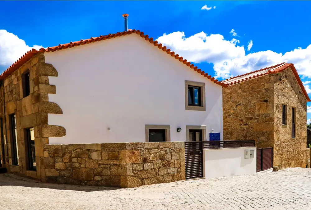 Casa de campo em pedra com elementos contemporâneos, situada numa rua de calçada, ideal para alojamento na região do Alfaiates.