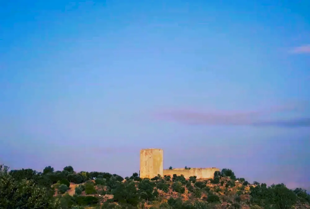 Vista aérea de Vilar Maior com o castelo medieval em destaque no topo do monte.