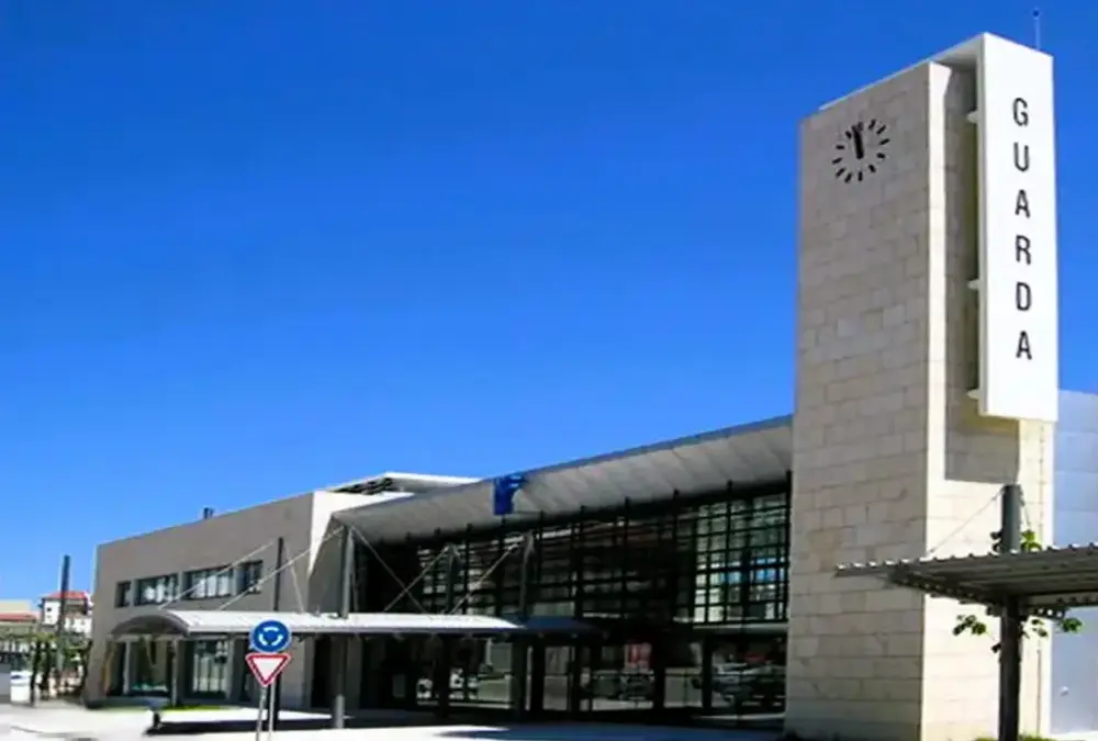 Edifício moderno da Estação de Comboios da Guarda, o ponto de chegada ferroviário mais próximo para quem se desloca para o Sabugal.
