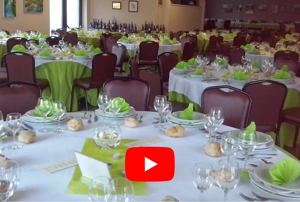 Restaurante tradicional no Sabugal com mesas decoradas para eventos gastronómicos e vinhos da Beira Interior.