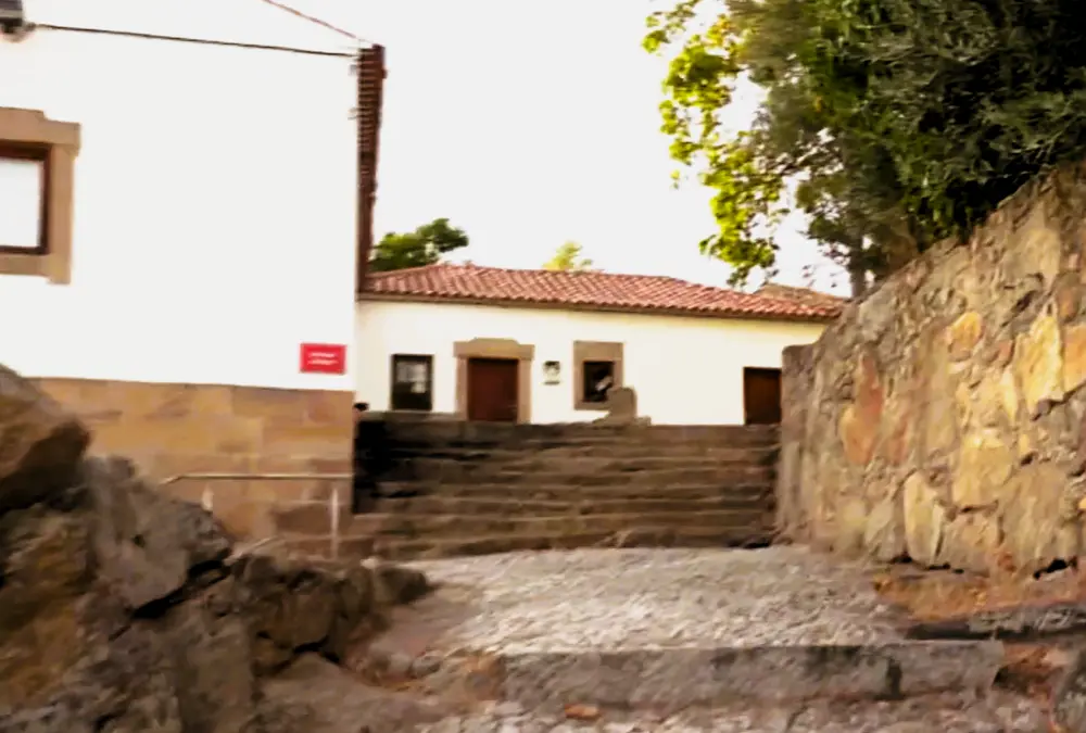 Fachada do Museu de Vilar Maior com escadaria de pedra e arquitetura tradicional.