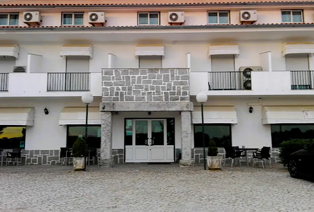 Edifício de dois pisos com entrada central, esplanada e janelas com portadas, ideal para alojamento em Alfaiates.