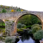 Ponte medieval de Siqueiros em pedra sobre o rio Cesarão em Vilar Maior.