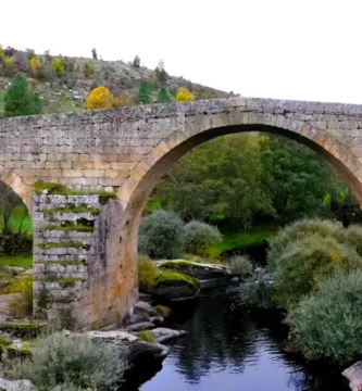 Ponte medieval de Siqueiros em pedra sobre o rio Cesarão em Vilar Maior.