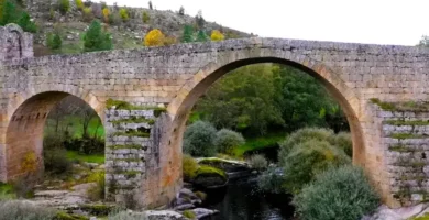 Ponte medieval de Siqueiros em pedra sobre o rio Cesarão em Vilar Maior.