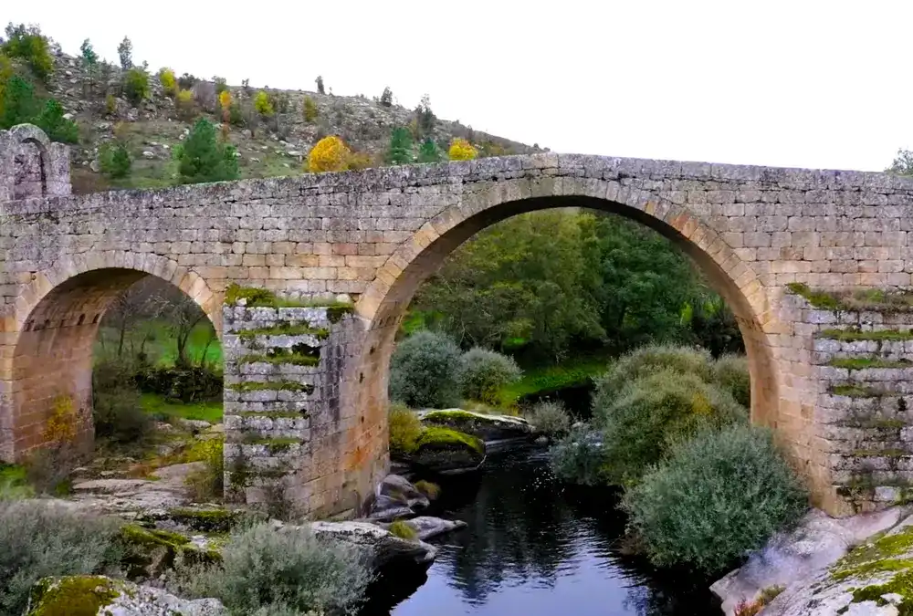 Ponte medieval de Siqueiros em pedra sobre o rio Cesarão em Vilar Maior.