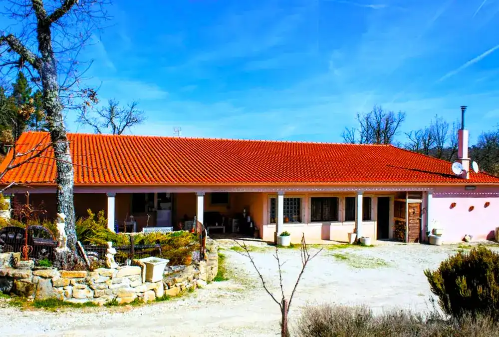 Casa térrea com alpendre, jardim e detalhes rústicos, num espaço tranquilo da região do Sabugal.