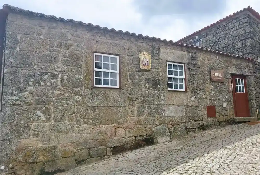 Fachada exterior em pedra do Restaurante O Foral na Rua Direita da aldeia histórica de Sortelha.
