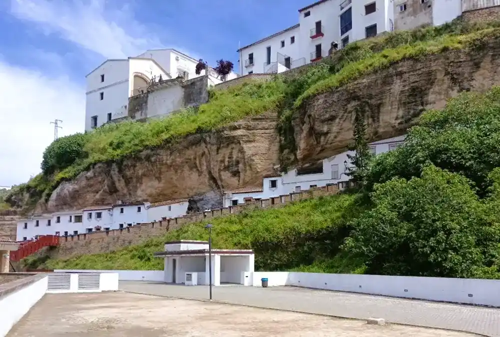 Casas com fachadas caiadas integradas na rota das aldeias brancas, construídas diretamente por baixo de uma enorme formação rochosa natural e suspensa em Setenil de las Bodegas.