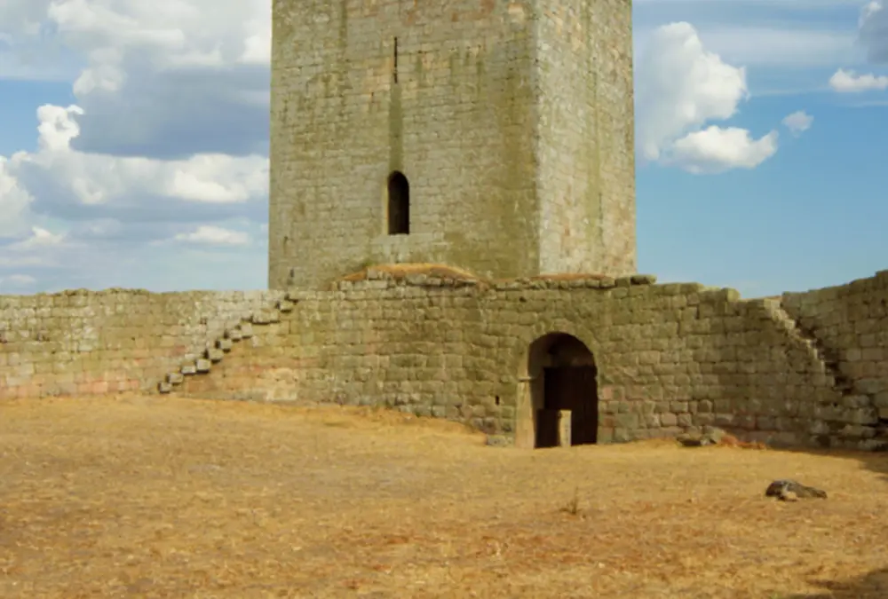 Torre de menagem do Castelo de Vilar Maior vista do interior do pátio de armas.