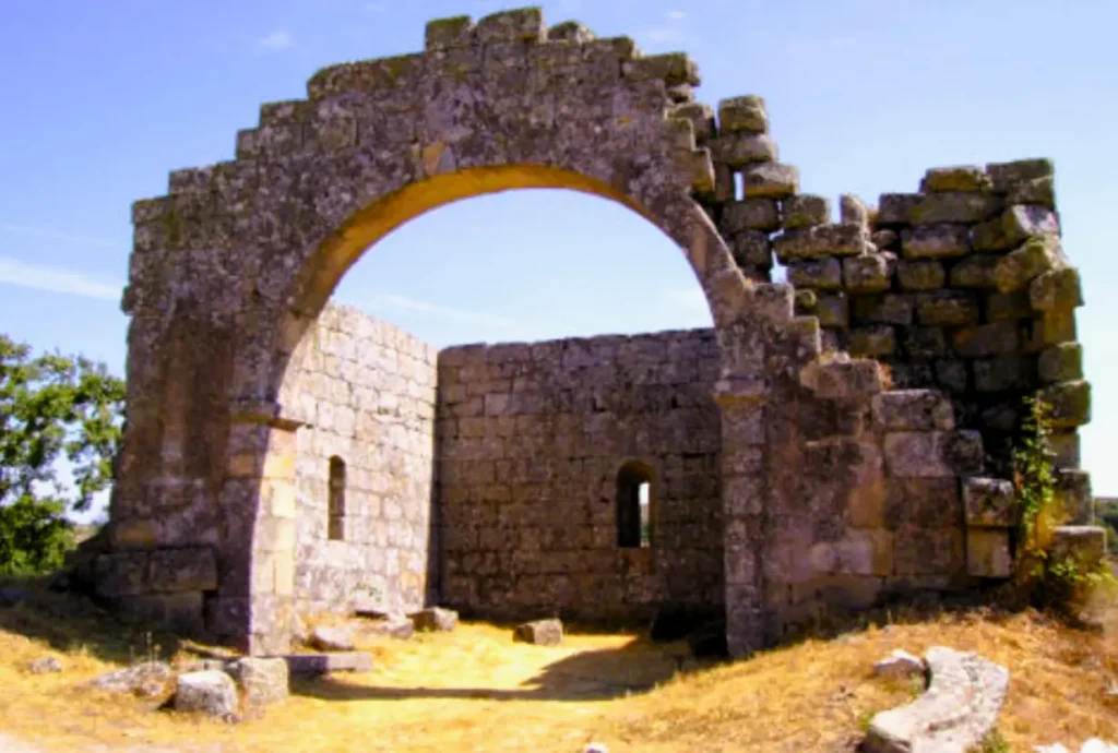 Ruínas românicas e arco de pedra no Castelo de Vilar Maior, um dos pontos históricos da Rota dos Castelos da Raia no Sabugal.