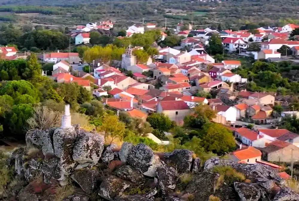  Fotografia aérea de Vila do Touro mostrando a densidade das casas históricas e a igreja no centro do aglomerado.
