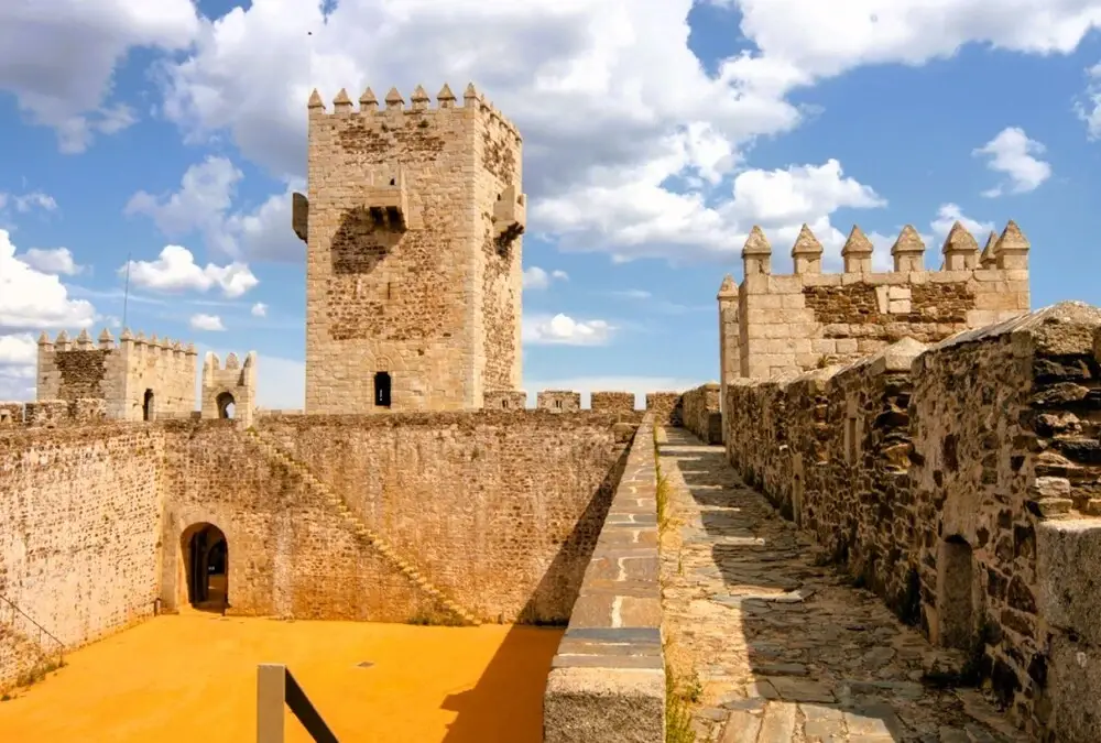 Vista panorâmica das muralhas e da torre de menagem do Castelo do Sabugal, o monumento principal para quem termina a viagem no concelho.
