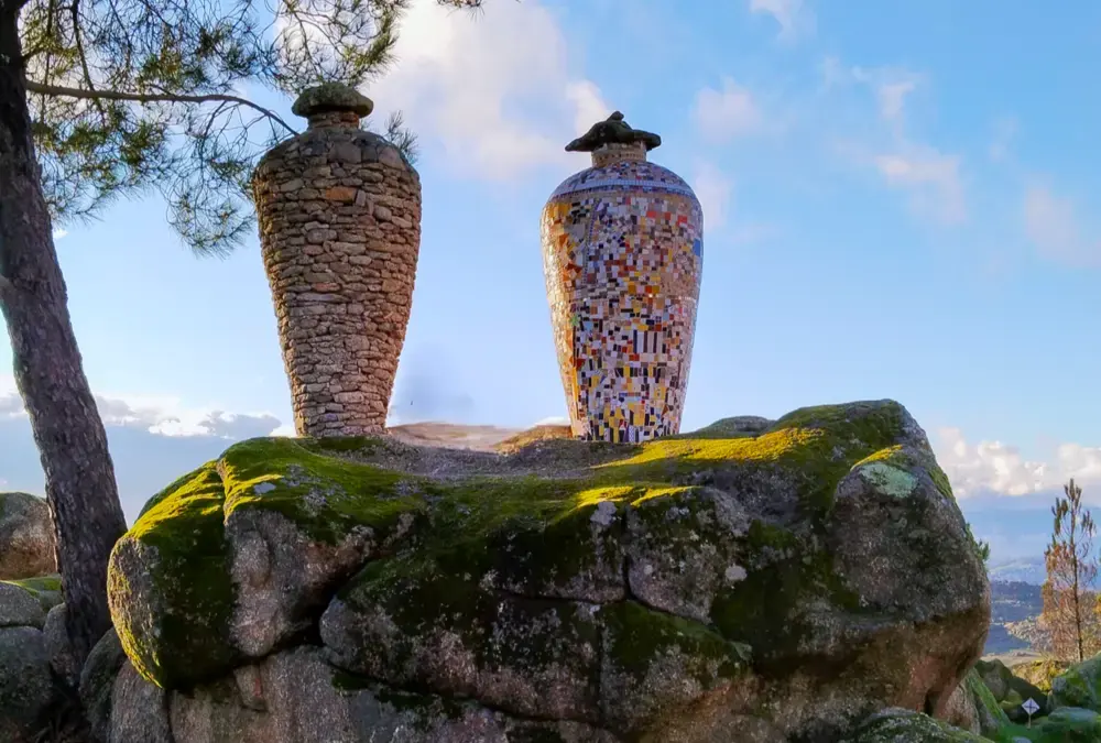 Esculturas em granito e mosaico de João Paulo Reis integradas na paisagem natural do Miradouro dos Quatro Ventos, um dos miradouros de Sortelha.