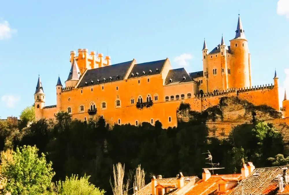 Vista lateral panorâmica do Alcázar de Segóvia sobre o rochedo, destaque da Rota Segóvia.