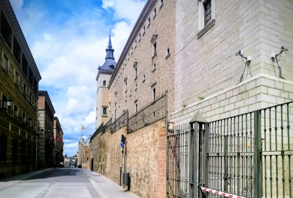 As muralhas do Alcázar dominam a paisagem urbana na Rota de Toledo.