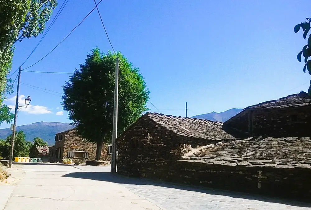 Casas tradicionais de ardósia em Campillo de Ranas, um exemplo autêntico de como é viver o interior da Espanha através da arquitetura negra de Guadalajara.
