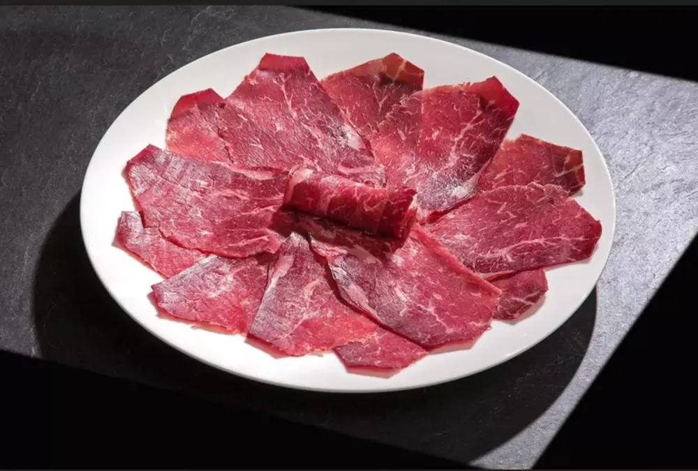 Prato de Cecina de León fatiada fina, carne de vaca curada típica de Castilla y León.