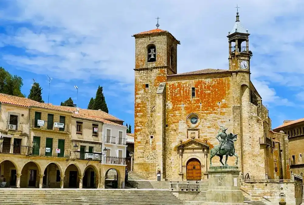 Estátua equestre em bronze de Francisco Pizarro na Plaza Mayor de Trujillo, com a Igreja de San Martín ao fundo.
