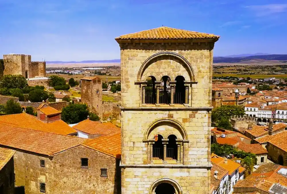 A torre sineira românica da Igreja de Santa María la Mayor sobressaindo entre os telhados de cerâmica de Trujillo.