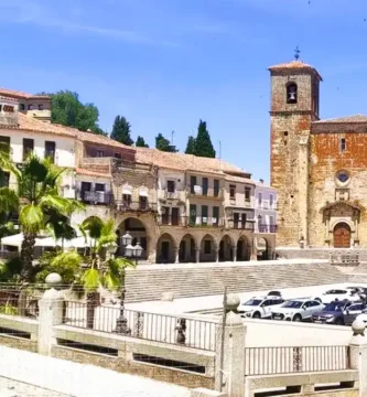 Plaza Mayor de Trujillo com as suas arcadas e palácios de granito, integrada na Rota Cáceres Trujillo e Monfragüe.