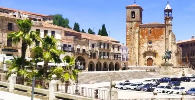 Plaza Mayor de Trujillo com as suas arcadas e palácios de granito, integrada na Rota Cáceres Trujillo e Monfragüe.