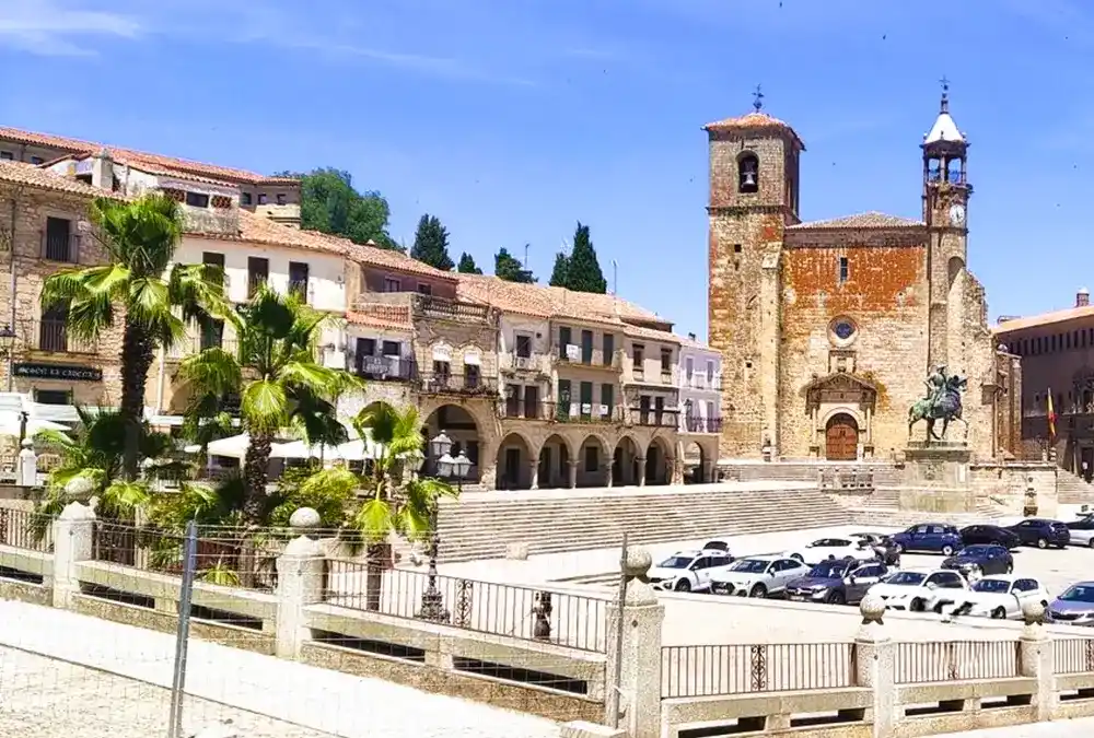 Plaza Mayor de Trujillo com as suas arcadas e palácios de granito, integrada na Rota Cáceres Trujillo e Monfragüe.