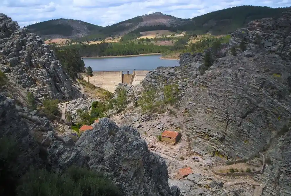Vista panorâmica da Rota dos Fósseis em Penha Garcia, destacando o castelo, o rio e as formações geológicas quartzíticas. Destacando Trilhos e caminhadas.