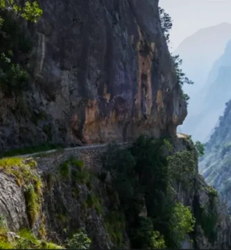 Trilho escavado na rocha na Garganta do Cares, Picos de Europa, um dos percursos mais icónicos das estradas secundárias espanholas.