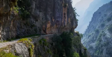 Trilho escavado na rocha na Garganta do Cares, Picos de Europa, um dos percursos mais icónicos das estradas secundárias espanholas.